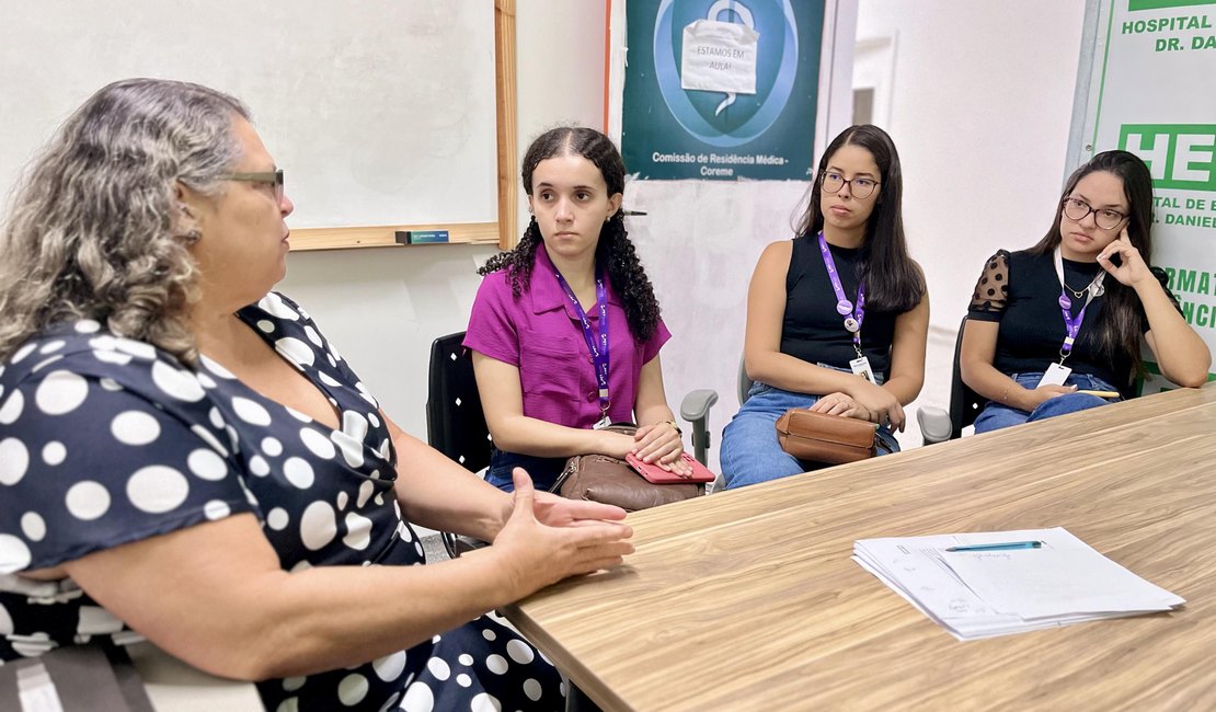 Hospital de Emergência do Agreste recebe estudantes do PET-Saúde para visita ao Serviço de Epidemiologia