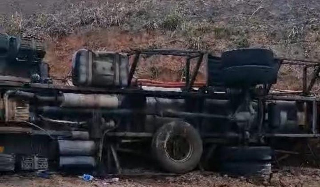 Caminhão com carga de água mineral tomba AL-105 em São Luís do Quitunde