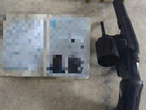 Homem tenta fugir de abordagem policial e acaba preso com arma em Maceió