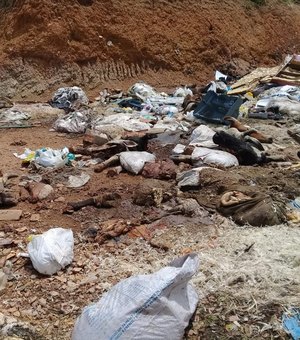 Vídeo: Moradores acumulam lixo e restos de animais em rodovia de Arapiraca 