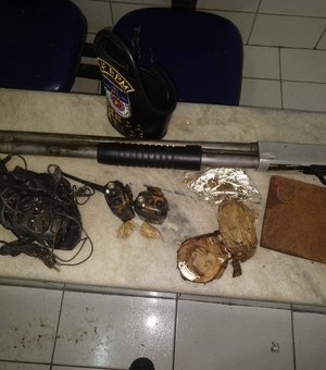Arsenal de armas e drogas enterrado por traficantes é apreendido em Maceió 