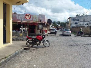Duas mulheres são assaltadas por dois criminosos em uma moto preta em Arapiraca