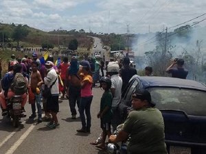 Confronto na fronteira da Venezuela com Brasil deixa 2 mortos, diz oposição