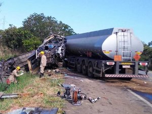 Acidente envolvendo ônibus de cantora deixa morto e 17 feridos
