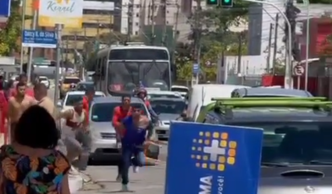 Homem é espancado por populares após tentar roubar celular no Poço