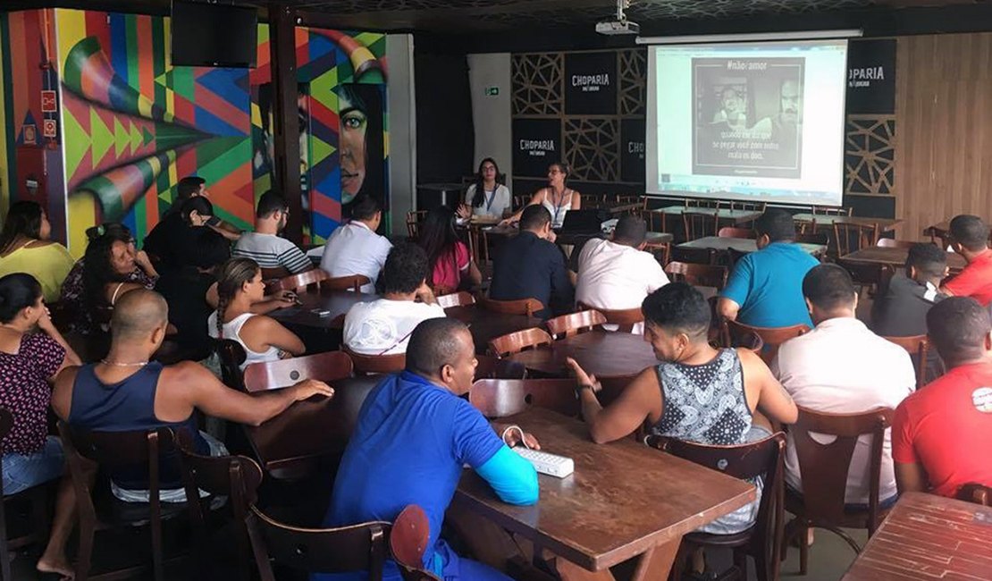 ?Juizado da Mulher promove palestra sobre violência para funcionários de choparia