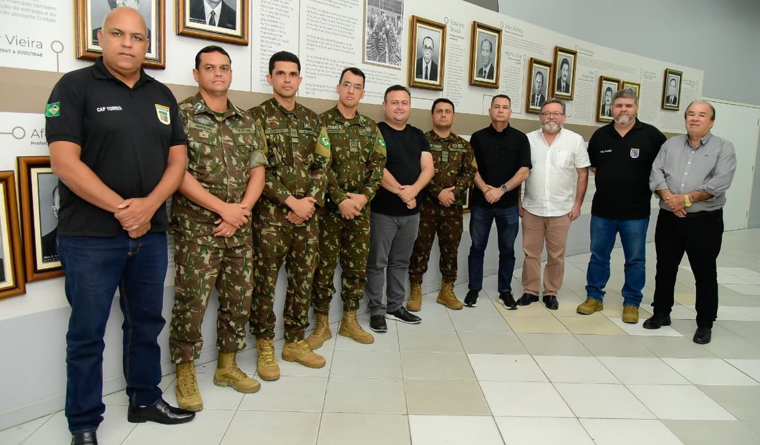 Centro Administrativo de Arapiraca recebe a visita do comandante do 59º BIMtz