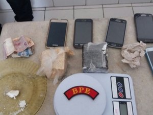 Após denúncia anônima, PM prende mulher com drogas, munição e dinheiro