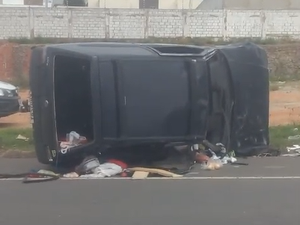 [Vídeo] Motorista capota carro às margens da rodovia AL-110 em Arapiraca