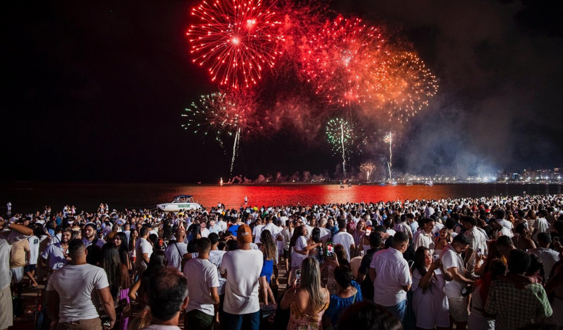 Confira como foram as celebrações da virada de ano no Benedito Bentes e na orla