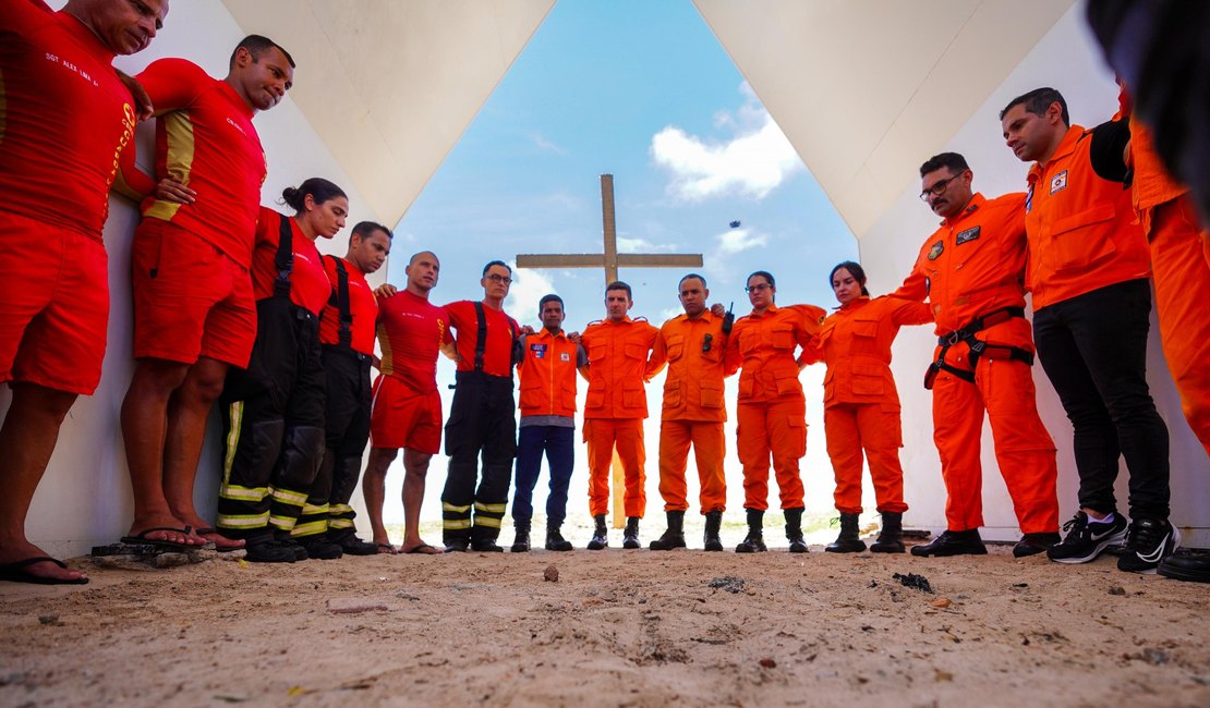 Corpo de Bombeiros de AL presta homenagem a militares mortos em acidente no RS