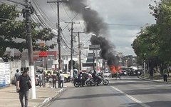 Carro pega fogo na Avenida Fernandes Lima