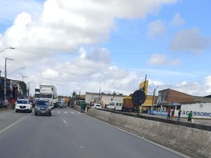 Colisão entre carreta e carro deixa trânsito lento na BR-104 em Rio Largo