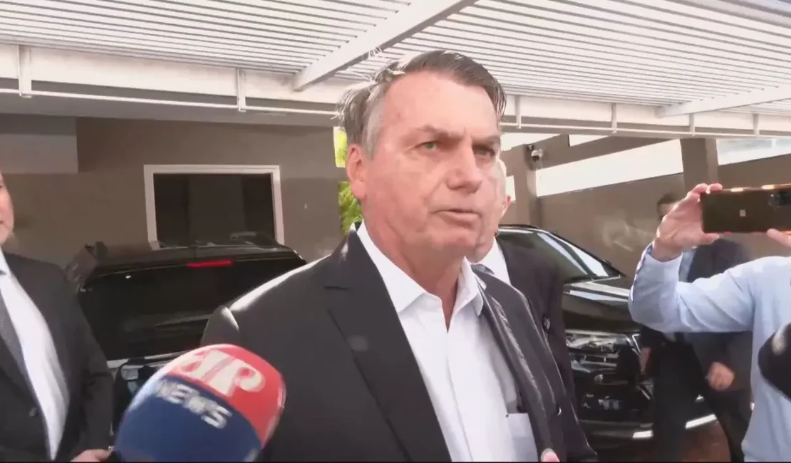 Bolsonaro diz não ter tomado vacina e nega adulteração em cartão
