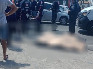 Casal em moto morre após ser atingido por caminhão na Av. Menino Marcelo