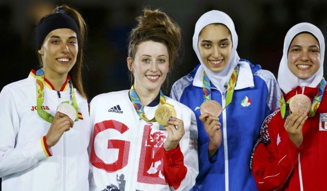 Taekwondo feminino tem pódio histórico com duas muçulmanas