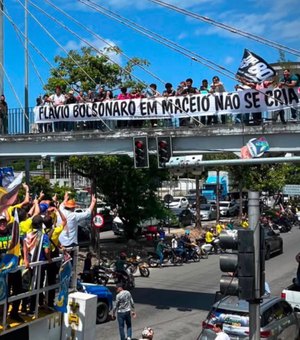 Fleming participa de protesto contra Flávio Bolsonaro e faz panfletagem na Ufal