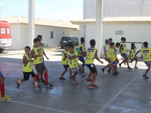 Prefeitura entrega materiais esportivos ao projeto Viva Vôlei