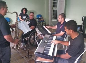 Projeto Sons do Silêncio ensina surdos a tocar instrumentos musicais