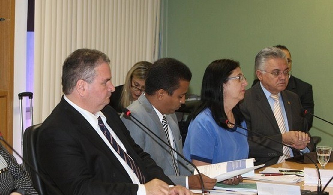 Secretária de Saúde de AL pede apoio do MS contra a microcefalia