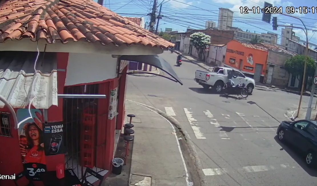 [Vídeo] Colisão entre moto e caminhonete é registrada em cruzamento no bairro do Poço