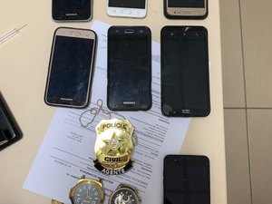 PC prende dupla e recupera motocicleta e celulares roubados em Murici