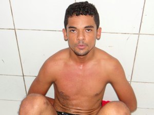 Homem é preso dentro de residência em posse de maconha e arma de fogo