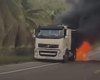 Carreta é destruída por incêndio em rodovia no litoral sul de Alagoas