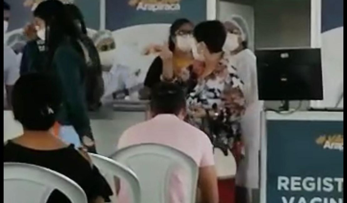 [Vídeo] Transtornada, mulher causa tumulto em posto de vacinação contra a Covid-19 em Arapiraca