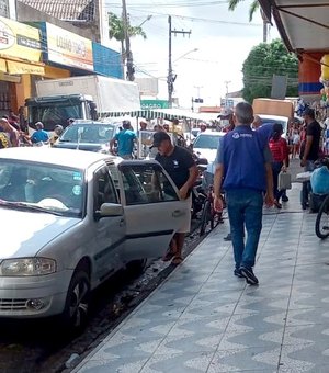 Prefeitura de Arapiraca fiscaliza Rua do Sol e libera calçadas para pedestres