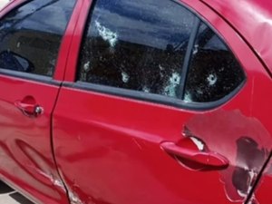 Carro é alvejado a tiros durante a madrugada em Palmeira dos Índios