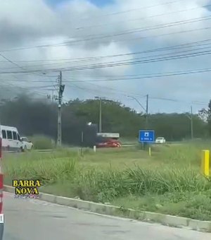 [Vídeo] Carro equipado com GNV pega fogo no Trevo do Polo, em Marechal Deodoro