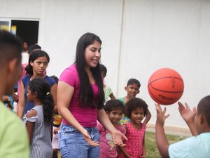 Gabi Gonçalves visita famílias atingidas pelas chuvas em Rio Largo