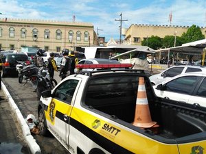 Obra de saneamento altera trânsito no bairro do Prado 