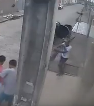 [Vídeo] Câmeras de segurança flagram ação de criminosos durante assalto a pedestre 