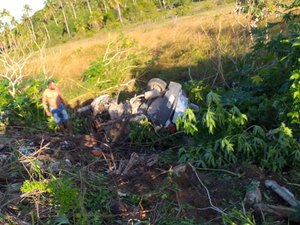 Condutor colide carro em poste e deixa vítimas presas às ferragens em Maragogi