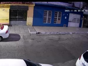 [Vídeo] Câmera flagra homem quebrando vidro de táxi no bairro Prado