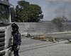 Moradores protestam por falta d’água na Vila Saem e fecham início da ladeira do Calmon