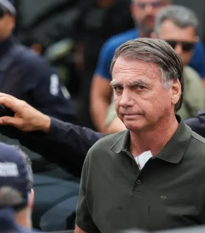 Defesa de Bolsonaro reitera pedido por cirurgia e prisão domiciliar