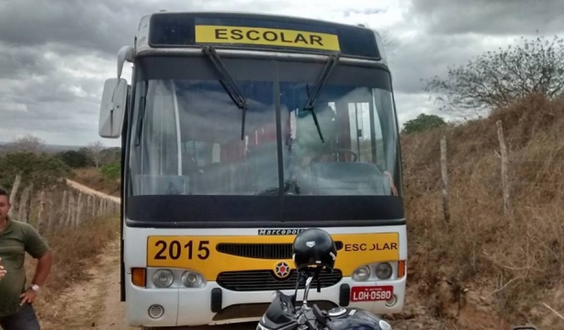 Dupla leva cerca de 40 celulares em assalto a estudantes