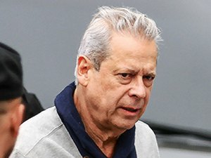 José Dirceu se entrega à polícia para cumprir pena na Lava Jato