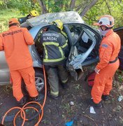 Carro colide com árvore e deixa quatro feridos na BR-104, em Murici
