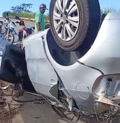 Carro capota após colisão com veículo que transportava cana-de-açúcar na AL-105