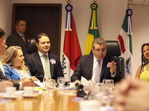 Renan discute ações de combate à violência contra mulher