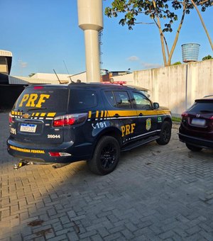 PRF prende homem com carro roubado e sinais adulterados em Maceió