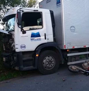 Motociclista fica ferido após colidir com caminhão na AL-210, em Quebrangulo