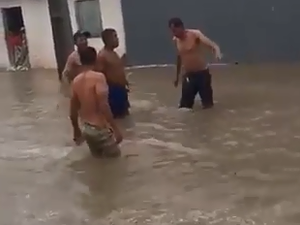 Moradores de rua no Jardim Tropical gravam vídeo com ruas alagadas