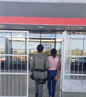 Mulher é presa por agredir filho com cabo de vassoura em Delmiro Gouveia