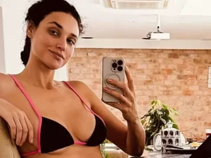 Débora Nascimento aposta em biquíni como look de home office