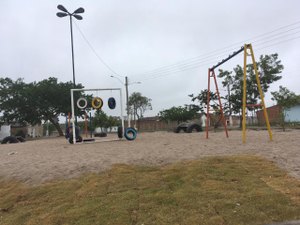 Praça em Arapiraca aparece sem brinquedos usados em filmagem, após vista do prefeito.